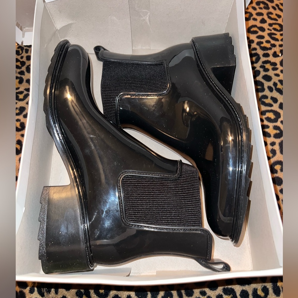 Stylish Black Women's Boots - Picture 2 of 8